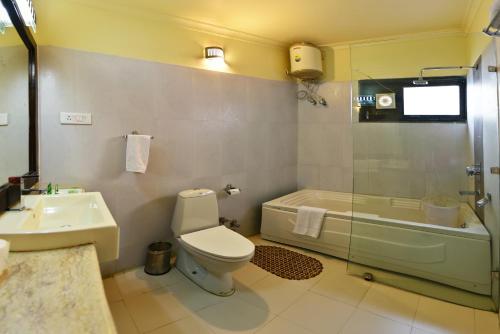 A bathroom at Indraprastha Resort Dalhousie