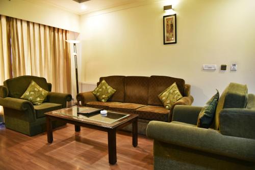 Posezení v ubytování Indraprastha Resort Dalhousie - Personalized Climate, Perfect Stay