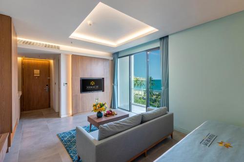 TV a/nebo společenská místnost v ubytování Fleur de Lys Hotel Quy Nhon