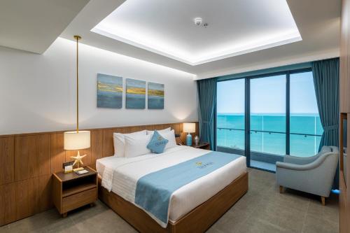 Postel nebo postele na pokoji v ubytování Fleur de Lys Hotel Quy Nhon