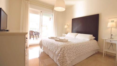 1 dormitorio con cama y ventana grande en Cozy Rentals Princess - Sun, Golf, Mountain, en Mijas