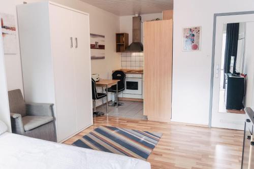 Zimmer mit einem Bett und einer Küche mit einem Tisch in der Unterkunft Apartment EG 07 in Darmstadt