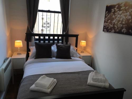 Un pat sau paturi într-o cameră la The Holkham