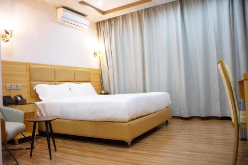 Un pat sau paturi într-o cameră la SAMI HOTEL