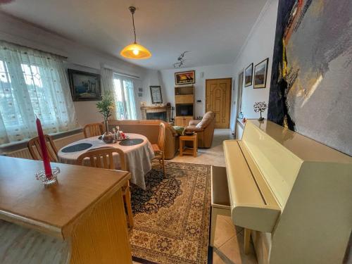 ein Wohnzimmer mit einem Tisch und einem Sofa in der Unterkunft "Mykines" Apartment of Levidi Arcadian Apartments in Leonidi
