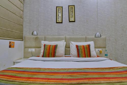 מיטה או מיטות בחדר ב-Hotel Fortune Inn- Noida Sector 19