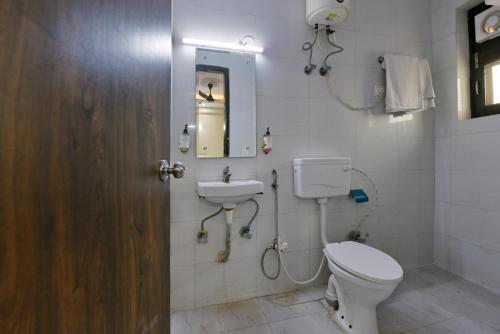 Kúpeľňa v ubytovaní Hotel Admire Inn "Atta Market, Noida Sector 18"