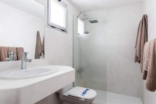 een witte badkamer met een wastafel en een toilet bij Cotillo Sunset in Cotillo