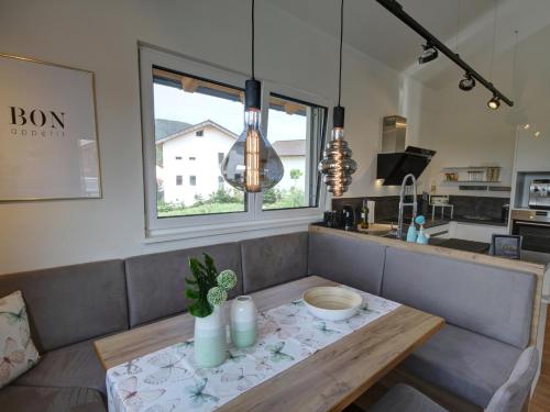 a dining room with a table and a kitchen at Ferienwohnungen Mountainfloor - Chiemgau Karte in Inzell