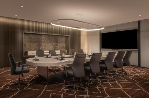 a conference room with a large table and chairs at Crowne Plaza Xiamen Jimei Seaview by IHG-Free Mini Bar in Xiamen