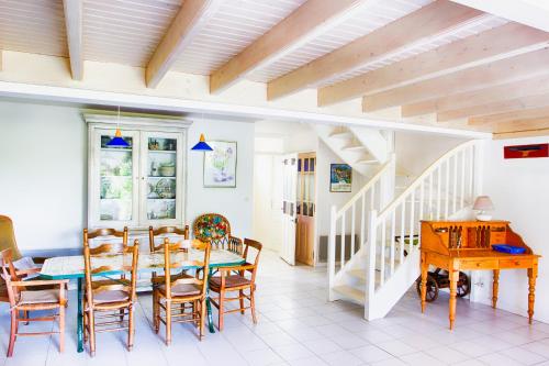 une salle à manger avec une table et des chaises dans l'établissement Maison pour 6 au coeur de Saint Martin, à Saint-Martin-de-Ré