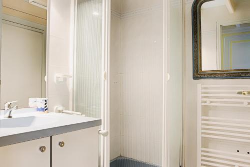La salle de bains est pourvue d'un lavabo et d'une douche. dans l'établissement Charmante maison au coeur de Saint Martin, à Saint-Martin-de-Ré