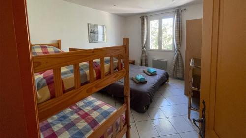 سرير بطابقين أو أسرّة بطابقين في غرفة في Le Soleil du Ventoux