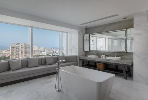 Fotografie z fotogalerie ubytování Crowne Plaza Xiamen Jimei Seaview by IHG-Free Mini Bar v destinaci Sia-men