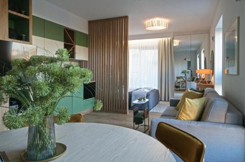 sala de estar con sofá azul y mesa en IRS ROYAL APARTMENTS Apartamenty IRS Yacht Park, en Gdynia