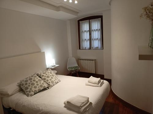 1 dormitorio con 1 cama con 2 toallas en LOA GETARIA en Getaria