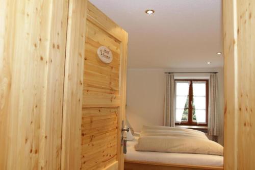 Voodi või voodid majutusasutuse Biohof Wallnerhof - Chiemgau Karte toas