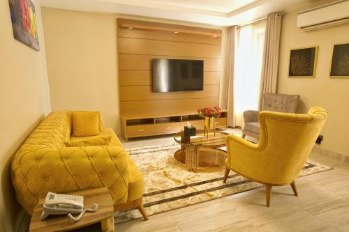 Μια τηλεόραση ή/και κέντρο ψυχαγωγίας στο Musada Luxury Hotels and Suites