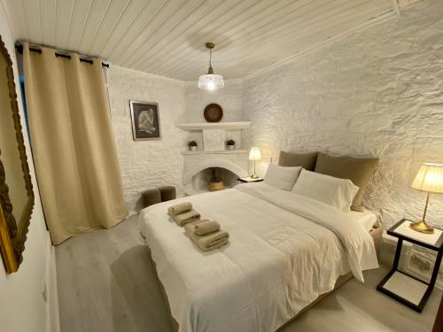 Ένα ή περισσότερα κρεβάτια σε δωμάτιο στο Leonys House by TrulyCyprus