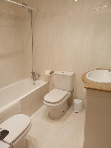 ゲタリアにあるLOA GETARIAのトイレと洗面台を備えた白いバスルーム
