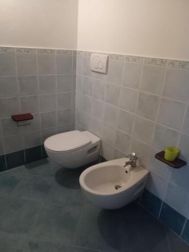 a bathroom with a toilet and a bidet at Agriturismo Trebis in Volta Mantovana