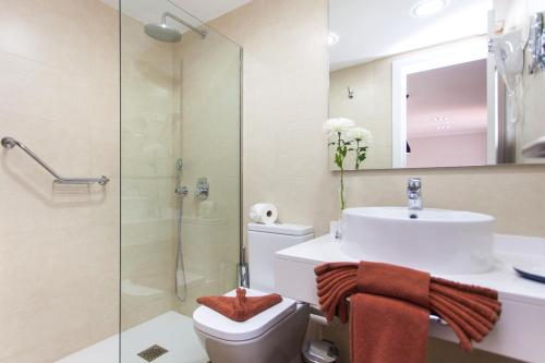 A bathroom at Apartamentos Villa Florida