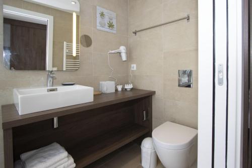 une salle de bain avec un lavabo blanc et des toilettes dans l'établissement Lecques, à Saint-Cyr-sur-Mer