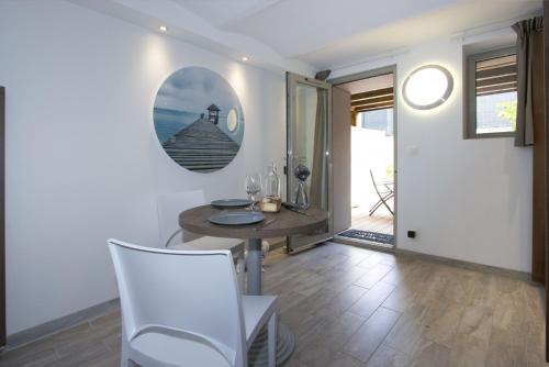 une salle à manger avec une table et une chaise dans l'établissement Pointe, à Saint-Cyr-sur-Mer
