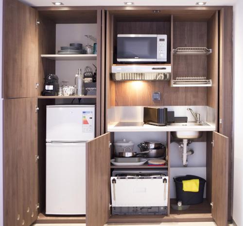 une petite cuisine avec un réfrigérateur et un évier dans l'établissement Cailloux, à Saint-Cyr-sur-Mer