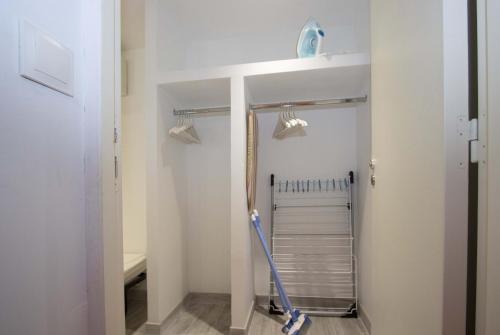 La salle de bains est pourvue d'une douche à l'italienne et d'une serpillière. dans l'établissement Cailloux, à Saint-Cyr-sur-Mer