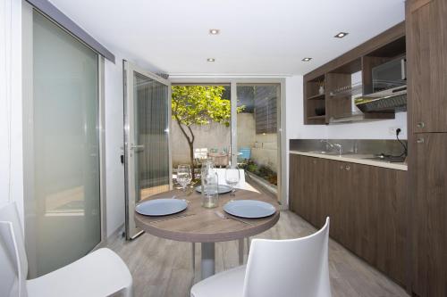 une salle à manger avec une table et des chaises dans une cuisine dans l'établissement Moutte, à Saint-Cyr-sur-Mer
