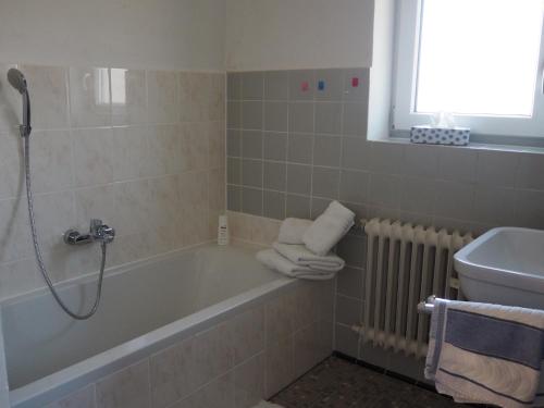 Ferienhaus Endrös - Chiemgau Karte في انزل: حمام مع حوض استحمام ومغسلة