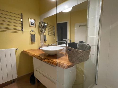 ペズナにあるLa Porte Rougeのバスルーム(洗面台、ガラス張りのシャワー付)