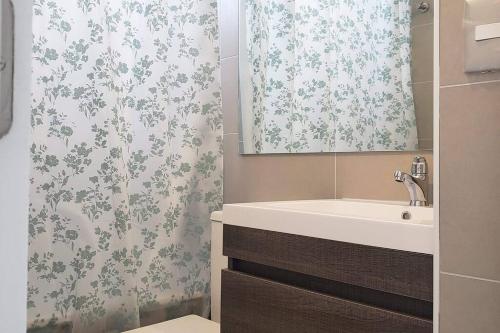 a bathroom with a sink and a shower curtain at Espectacular atardecer porteño-Viña in Viña del Mar