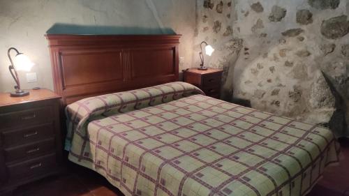 A bed or beds in a room at Casa Rural El Molino II