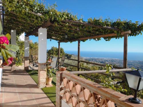 a pergola with a view of the ocean at Casa Rural Las Molina in Frigiliana