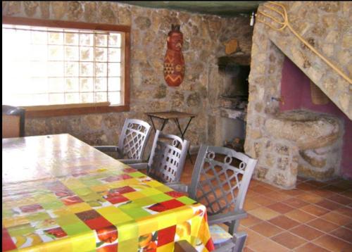 ein Esszimmer mit Tisch und Stühlen und einem Kamin in der Unterkunft Casa Rural Menta y Canela in Tórtoles