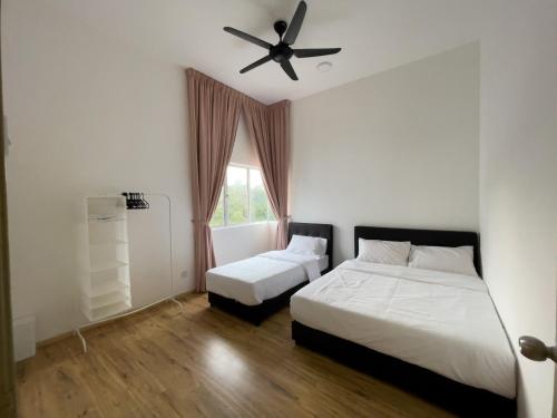 a bedroom with two beds and a ceiling fan at Paradise Penthouse 5 bedrooms 5 bathrooms in Tanah Rata