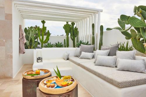 a balcony with a couch and a bowl of fruit at Musae al Mare in Polignano a Mare