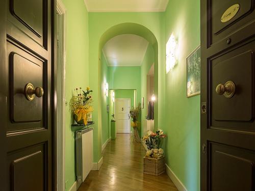 ラ・スペツィアにあるResidenza Viani Guest Houseの緑の壁とアーチの廊下