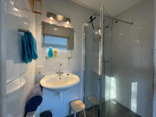 a bathroom with a sink and a shower at Vakantiehuis Zonlicht in Zoutelande