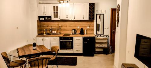 Køkken eller tekøkken på Луксозен Апартамент Мечи Чал - Апартхотел Манастира 2