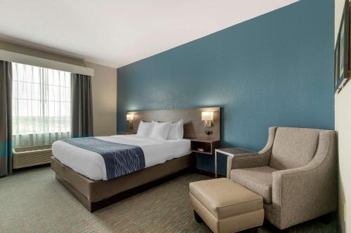 เตียงในห้องที่ Comfort Inn & Suites Selma near Randolph AFB