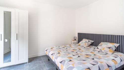 - une chambre avec un lit doté d'une couette et d'oreillers dans l'établissement Appartement COSY Danton 2 chambres, au Havre