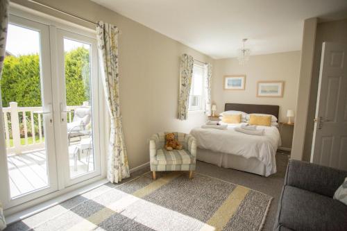 Un dormitorio con una cama y un balcón. en Pant-Y-Celyn Studio Apartment, en Aberaeron