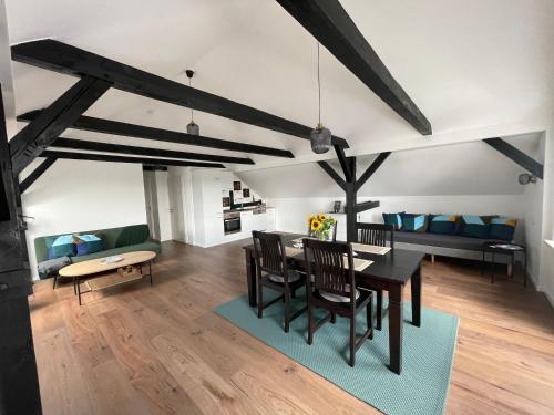 a dining room and living room with a table and chairs at Ferienwohnung Spieker in Hamburg in Hamburg