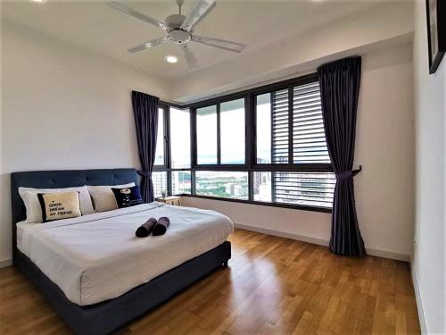 En eller flere senge i et værelse på Iskandar Residences 2BR 5pax 5 mins Legoland Wi-Fi Sky Pool 360