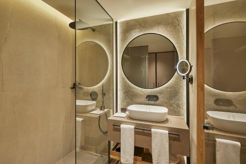 Bilik mandi di Hotel MIM Baqueira Luxury & SPA