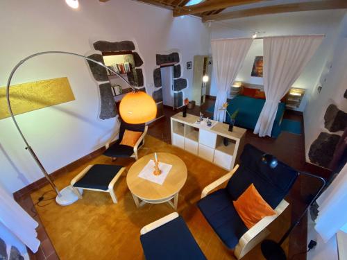 an overhead view of a living room with a table and chairs at Quinta Perpetua, Casa Flores in Santa Cruz da Graciosa