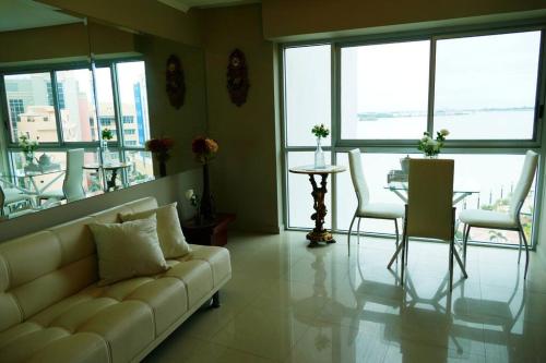 Imagen de la galería de Ecusuites Best View Riverfront 1 SantAna Airport, en Guayaquil